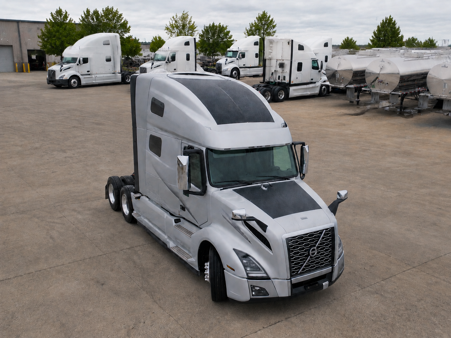 Volvo VNL hood solar panel